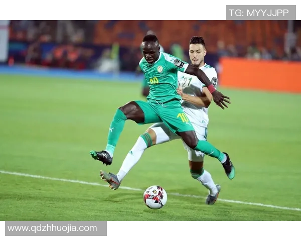 摩洛哥足球球星炫技过人展现非洲足球灵动魅力与速度激情